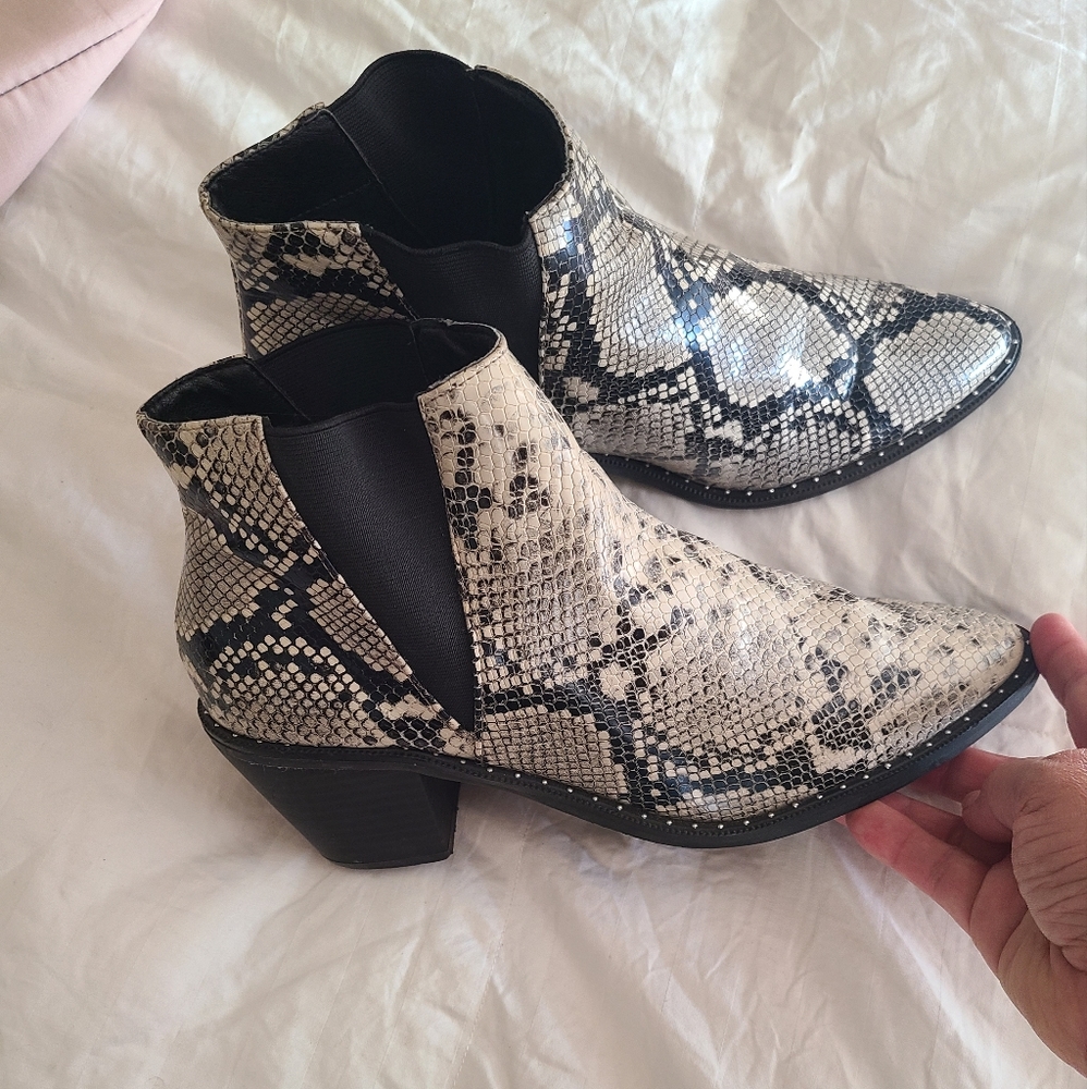 Universal Tread Cute Snake Print Booties